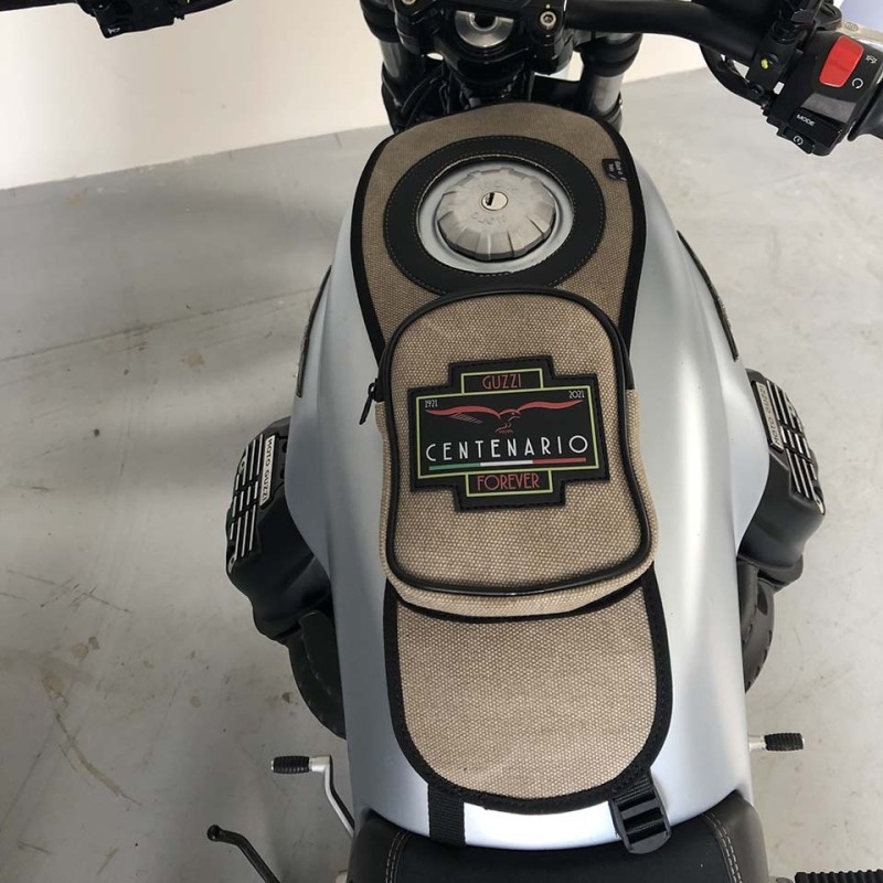 Bags&Bike FSGC Fascia Serbatoio Per Moto Guzzi V7 2021 – Canvas Grigio – Logo Centenario